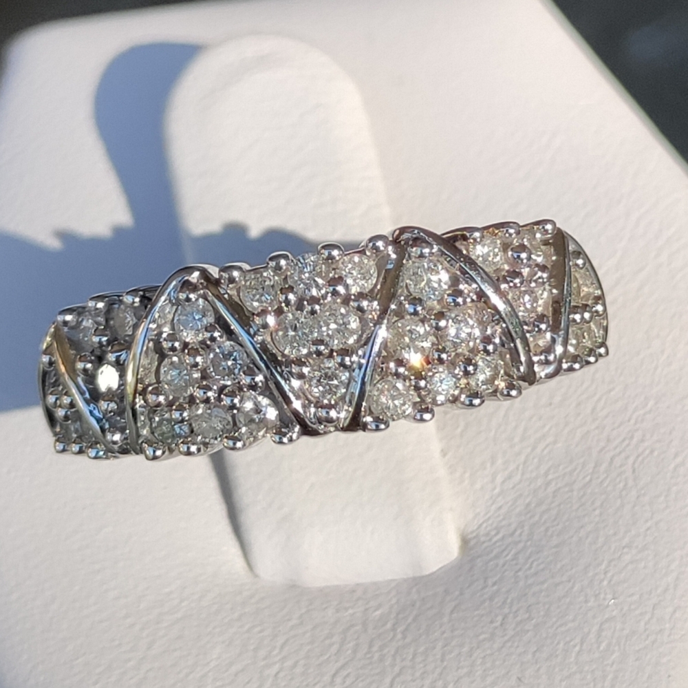 Beautiful 10K 1CTW Diamond Ring/Band - Picture 4 of 13